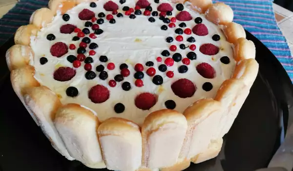 Torta Šarlota sa šumskim voćem i maskarpone sirom