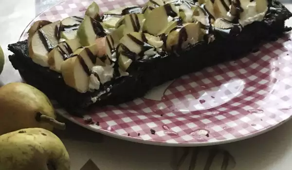 Čokoladni kolač sa čiz kremom i kruškama