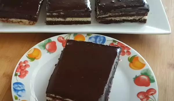 Čokoladni kolač sa crnim i belim korama
