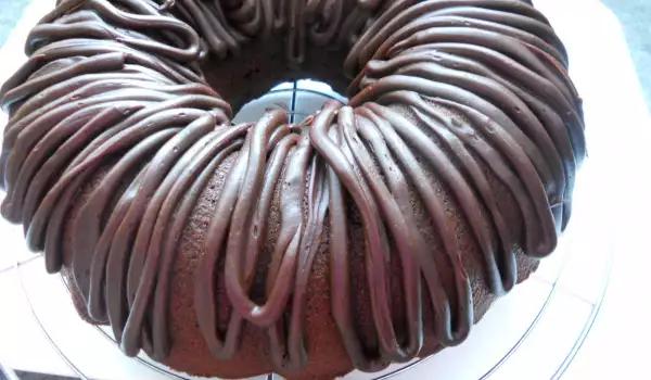 Čokoladna torta sa marcipanom i čokoladnim prelivom