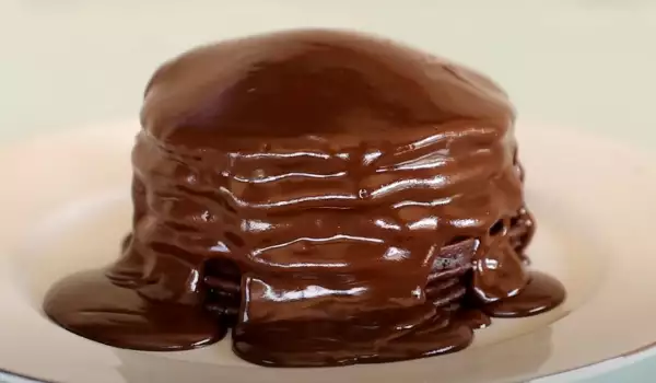 Čokoladne palačinke sa čokoladnim prelivom