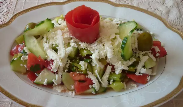 Šopska salata sa paprikama