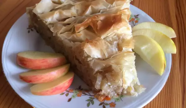 Prelivena pita sa jabukama, orasima i ratlukom