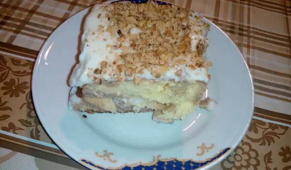 Torta sa domaćim kremom i korama prelivena sirupom