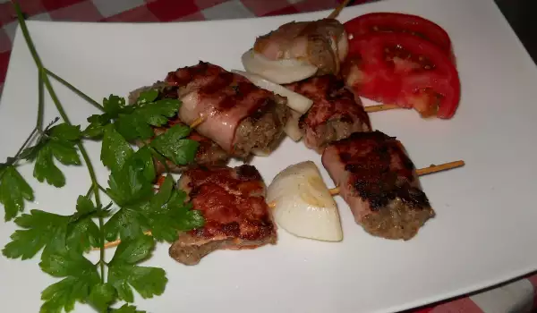 Ražnjić sa mlevenim mesom i slaninom na roštilju