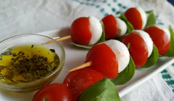 Ražnjići sa čeri paradajzom i mocarelom