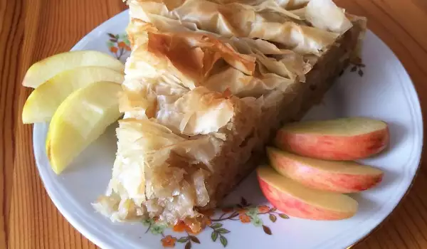 Prelivena pita sa jabukama, orasima i ratlukom