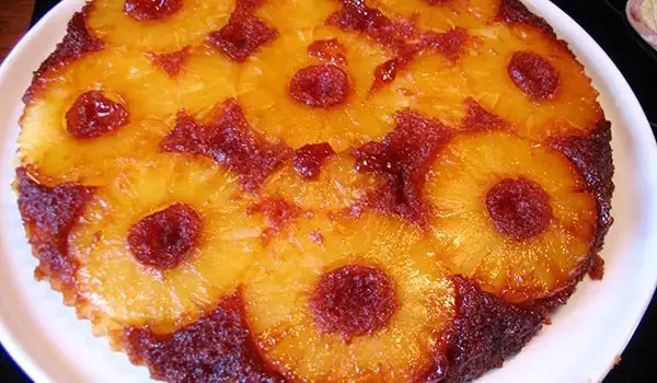 Karamelizovani kolač sa ananasom
