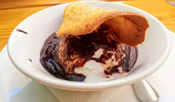 Sladoled sa toplom čokoladom pod krovom od badema