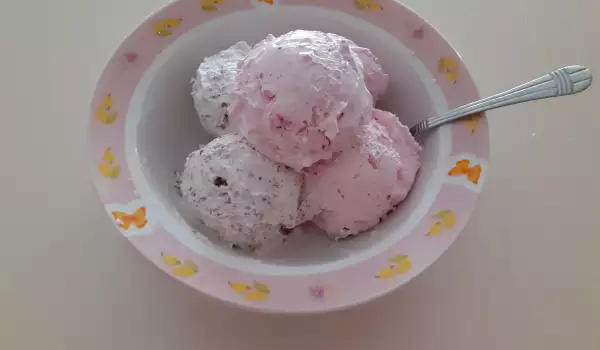 Sladoled sa malinama i čokoladom