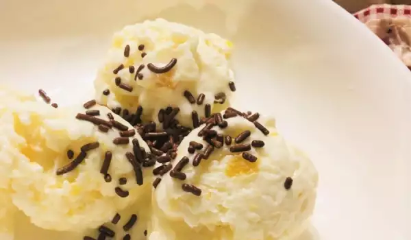 Vanila sladoled sa breskvama i čokoladnim mrvicama