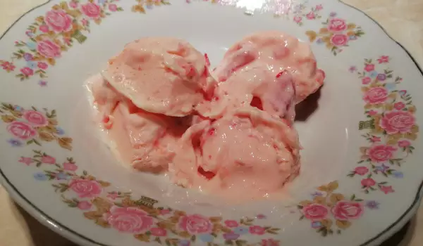 Sladoled sa parčićima jagoda