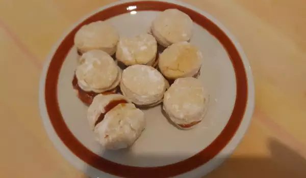 Vanilice sa maslacem i džemom od japanskih jabuka
