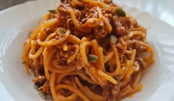 Špagete u crvenom sosu sa semenkama bundeve
