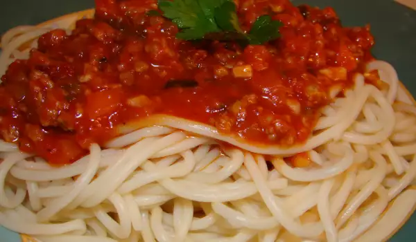 Špagete sa mlevenim mesom i paradajz sosom