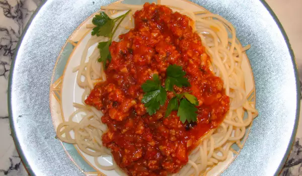 Špagete sa mlevenim mesom i paradajz sosom