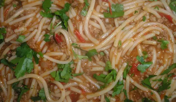 Špageti sa mlevenim mesom i paradajzom