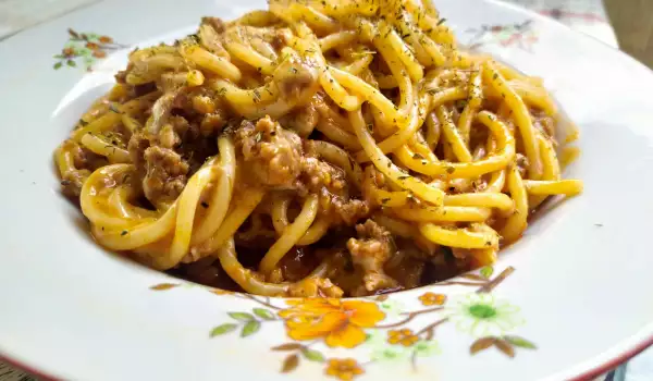 Špagete sa sosom od paradajza i vina