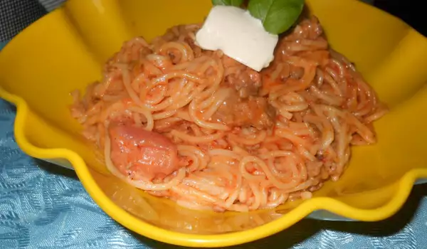 Špagete sa mlevenim mesom i kiselom pavlakom
