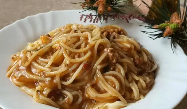 Špagete sa pinjolima i ćurećim mlevenim mesom