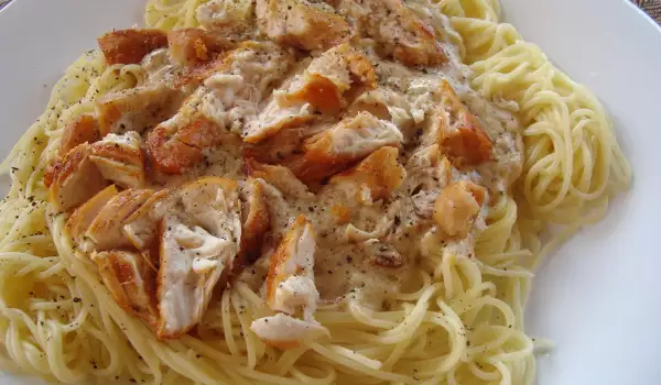 Špagete sa belim sosom i piletinom