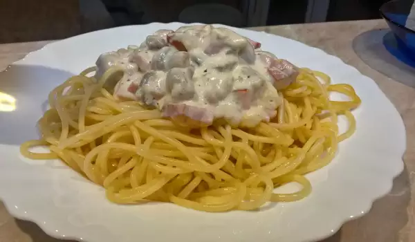 Špageti sa slaninom, pečurkama i sosom od pavlake