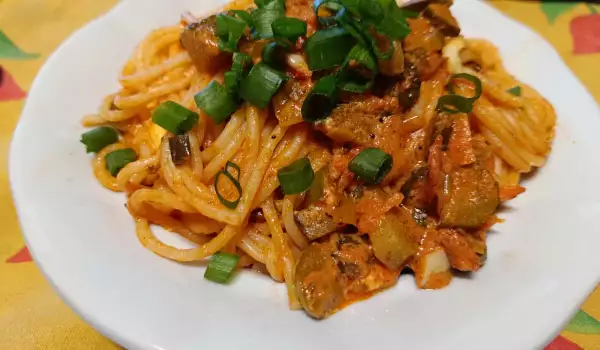 Špagete sa paradajz sosom i kiselim krastavcima
