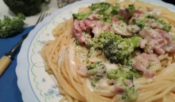 Špagete sa brokolijem i slaninom