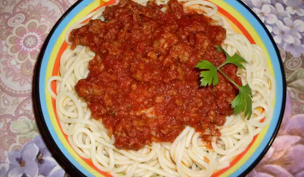 Špagete sa mlevenim mesom i pikantnim sosom