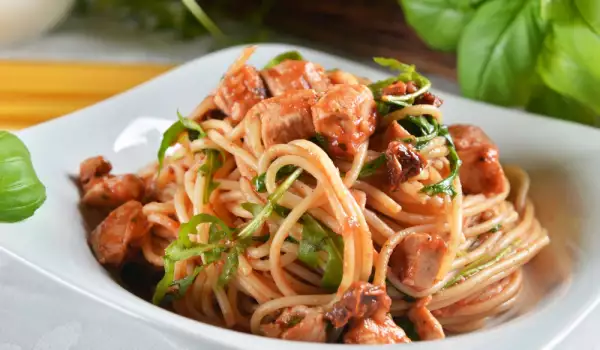 Italijanski sos za špagete sa paradajzom, piletinom i bosiljkom