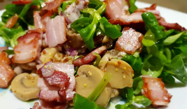 Salata od spanaća sa dresingom i slaninom