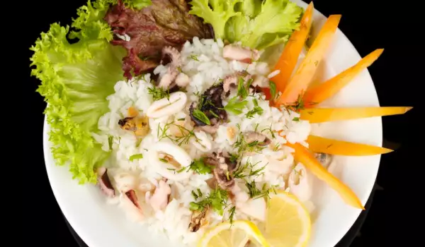 Salata od pečenih lignji sa pirinčem