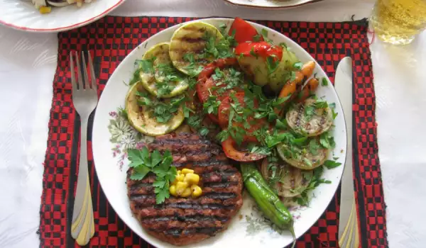 Srpski đevrek sa mariniranim povrćem na roštilju