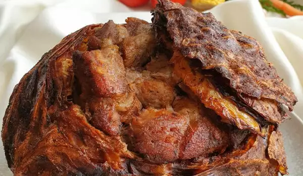 Glavica kupusa punjena kukuruzom i svinjskim mesom