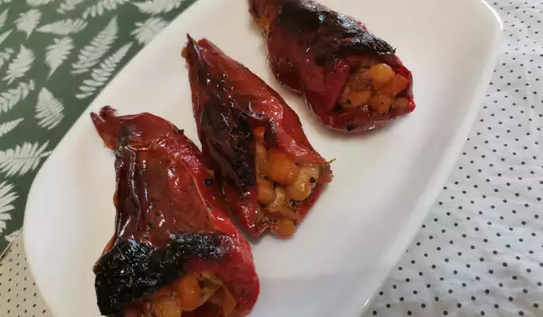 Punjene sušene paprike sa pasuljem i paradajz sosom