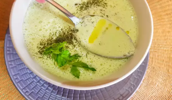 Zdrava hladna supa sa kefirom i lukom