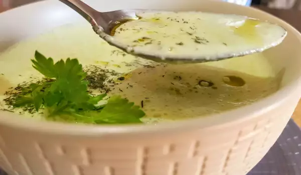 Zdrava hladna supa sa kefirom i lukom