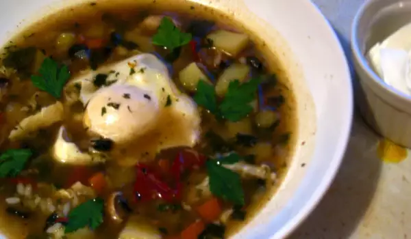 Prolećna supa sa vrganjima, pirinčem i poširanim jajima
