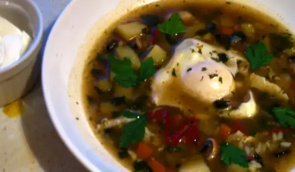 Prolećna supa sa vrganjima, pirinčem i poširanim jajima