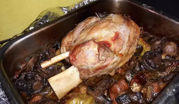 Svinjska kolenica sa pečurkama i povrćem