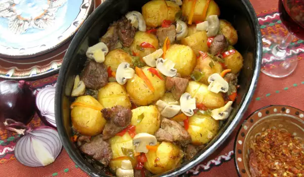 Svinjetina sa povrćem i prženim celim krompirima
