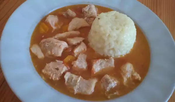 Kuvana svinjetina sa sosom i belim pirinčem