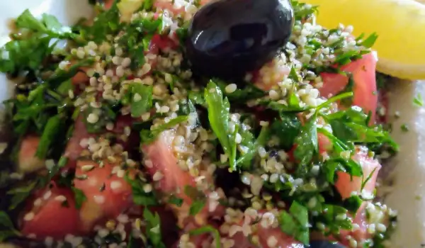 Zdrava Tabule salata sa roze paradajzom i semenom konoplje