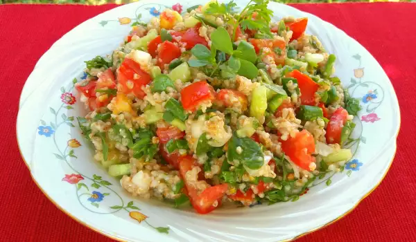 Letnja salata Tabule sa bulgurom, krastavcem i tuštom