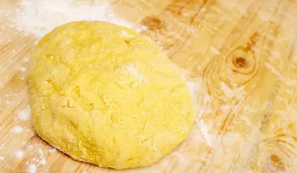 Testo od maslaca sa jajima i šećerom u prahu
