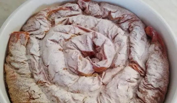 Pita od bundeva sa pečenim orasima i šećerom u prahu