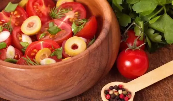 Salata od paradajza i maslina na italijanski način