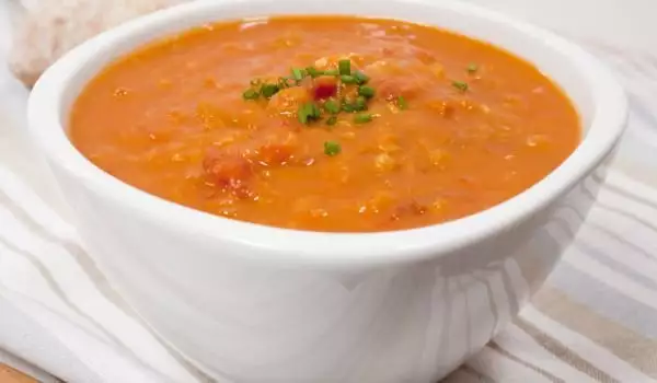 Supa od paradajza sa crvenim sočivom