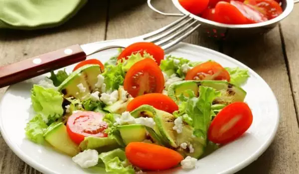 Salata od tikvica i paradajza