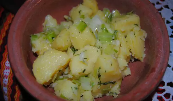 Zimska topla krompir salata sa prazilukom